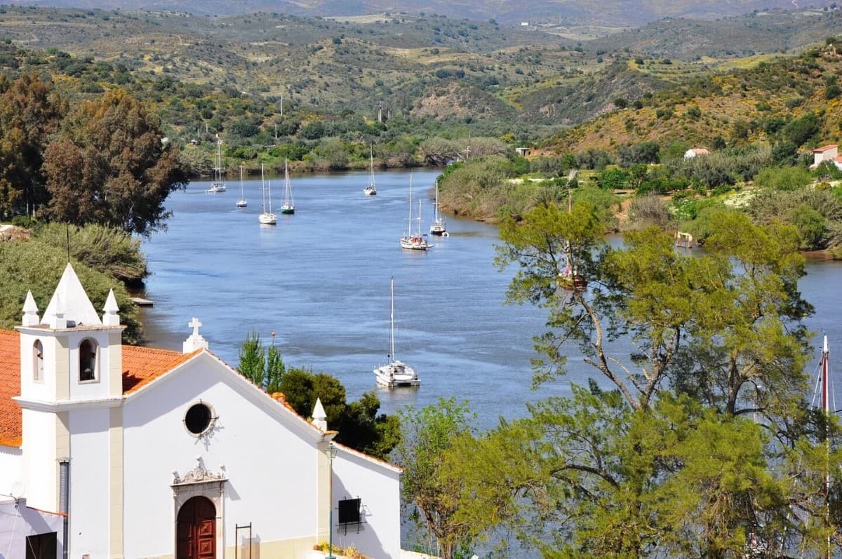 Alcoutim, no interior, junto ao rio Guadiana