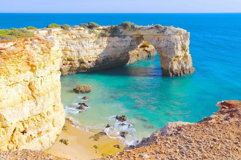Uma praia entre falésias no Algarve