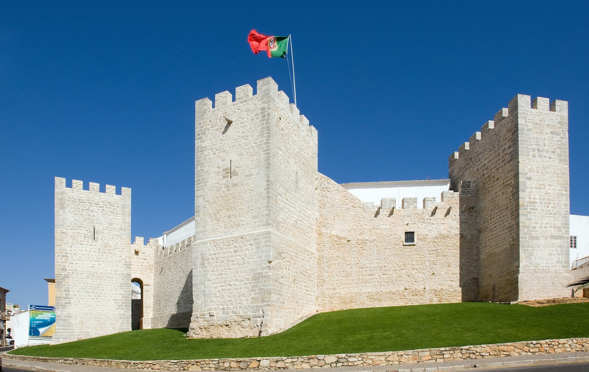 Muralhas de um castelo no Algarve